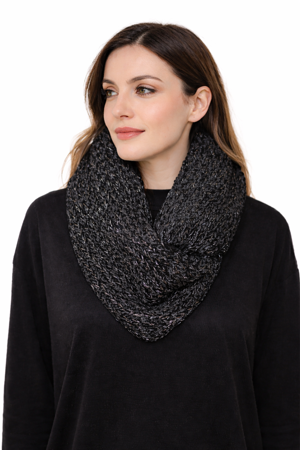 Schal aus schwarzem, glänzendem Garn im Ringstrick